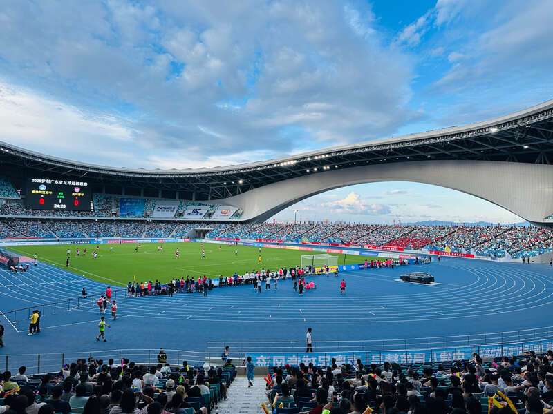 爱游戏体育-2.5万球迷“看球观海”,2025广东足球超级联赛正赛在广州南沙开赛