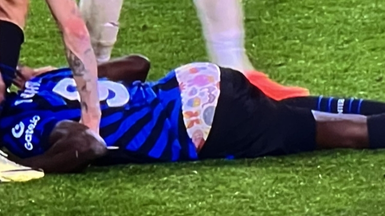 爱游戏APP-小图拉姆花裤衩闪耀球场球迷锐评：蜡笔小新的内裤？五颗星！