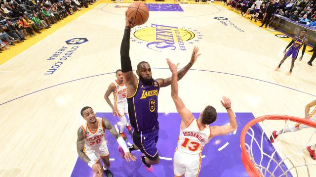 爱游戏官网-伤病潮来袭湖人连胜不断，詹姆斯身边众将挺身而出