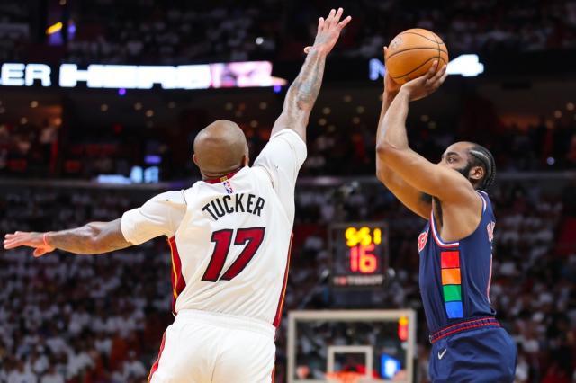 爱游戏体育-P.J.塔克死盯昔日队友，阐释防守尖兵的自我修养